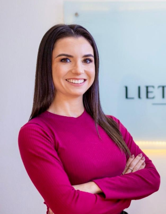 Tainá Rau, assessora financeira e responsável pelo setor de recursos humanos na Lietz e Moreira Advocacia